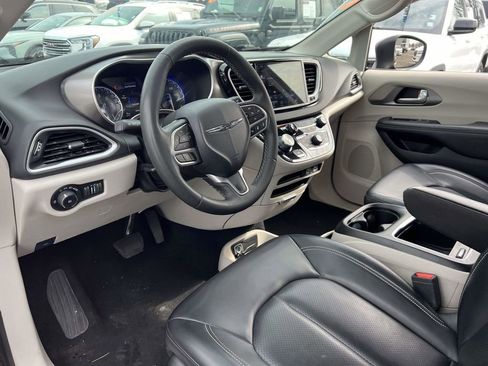 Used 2023 Chrysler Pacifica Touring-L image 12