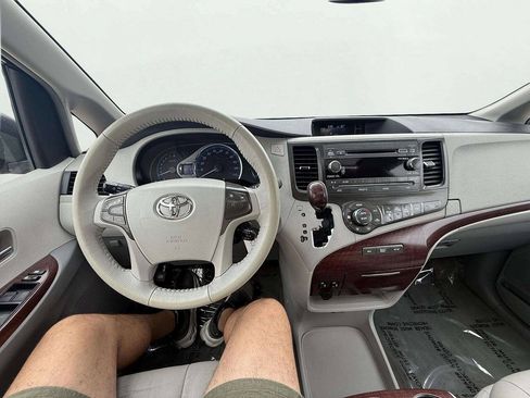 Used 2013 Toyota Sienna XLE FWD image 16