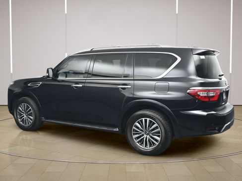 Used 2024 Nissan Armada SL w/ Captain's Chairs Package AWD/4WD image 5