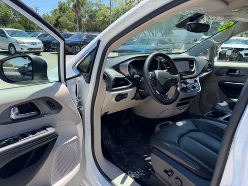 Used 2023 Chrysler Pacifica Touring-L image 15