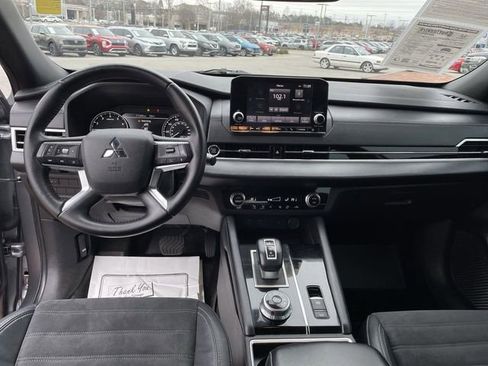 Used 2022 Mitsubishi Outlander SE image 16