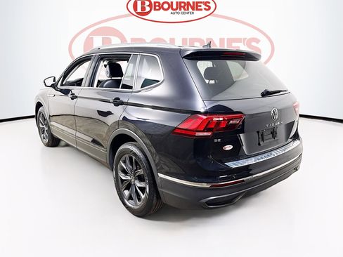 Used 2022 Volkswagen Tiguan SE w/ Panoramic Sunroof Package image 9