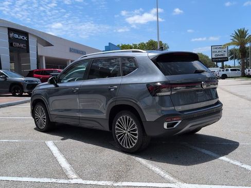 Used 2025 Volkswagen Taos SE w/ Panoramic Sunroof Package FWD image 5