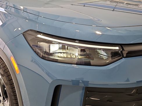 New 2026 Volkswagen Tiguan SE FWD image 7