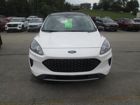 Used 2020 Ford Escape SE Sport image 2