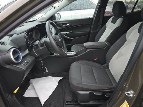 Used 2024 Chevrolet Trax LS image 7
