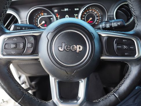 Used 2018 Jeep Wrangler Unlimited Sahara image 27