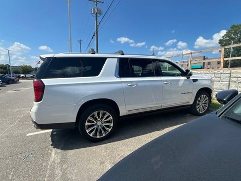 Used 2022 GMC Yukon XL Denali w/ Denali Premium Package AWD/4WD image 5