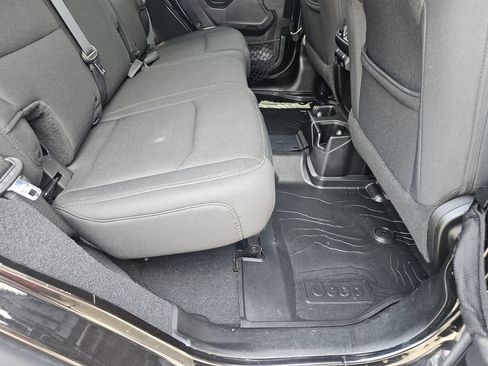 Used 2018 Jeep Wrangler Unlimited Sport S AWD/4WD image 22