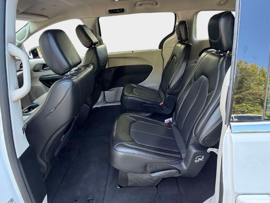 Used 2024 Chrysler Pacifica Touring-L FWD image 15
