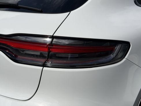 Certified 2025 Porsche Macan AWD/4WD image 13