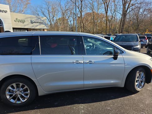 New 2026 Chrysler Pacifica Limited w/ Uconnect Theater Family Group image 24