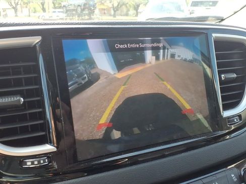 Used 2023 Chrysler Pacifica Touring-L image 21