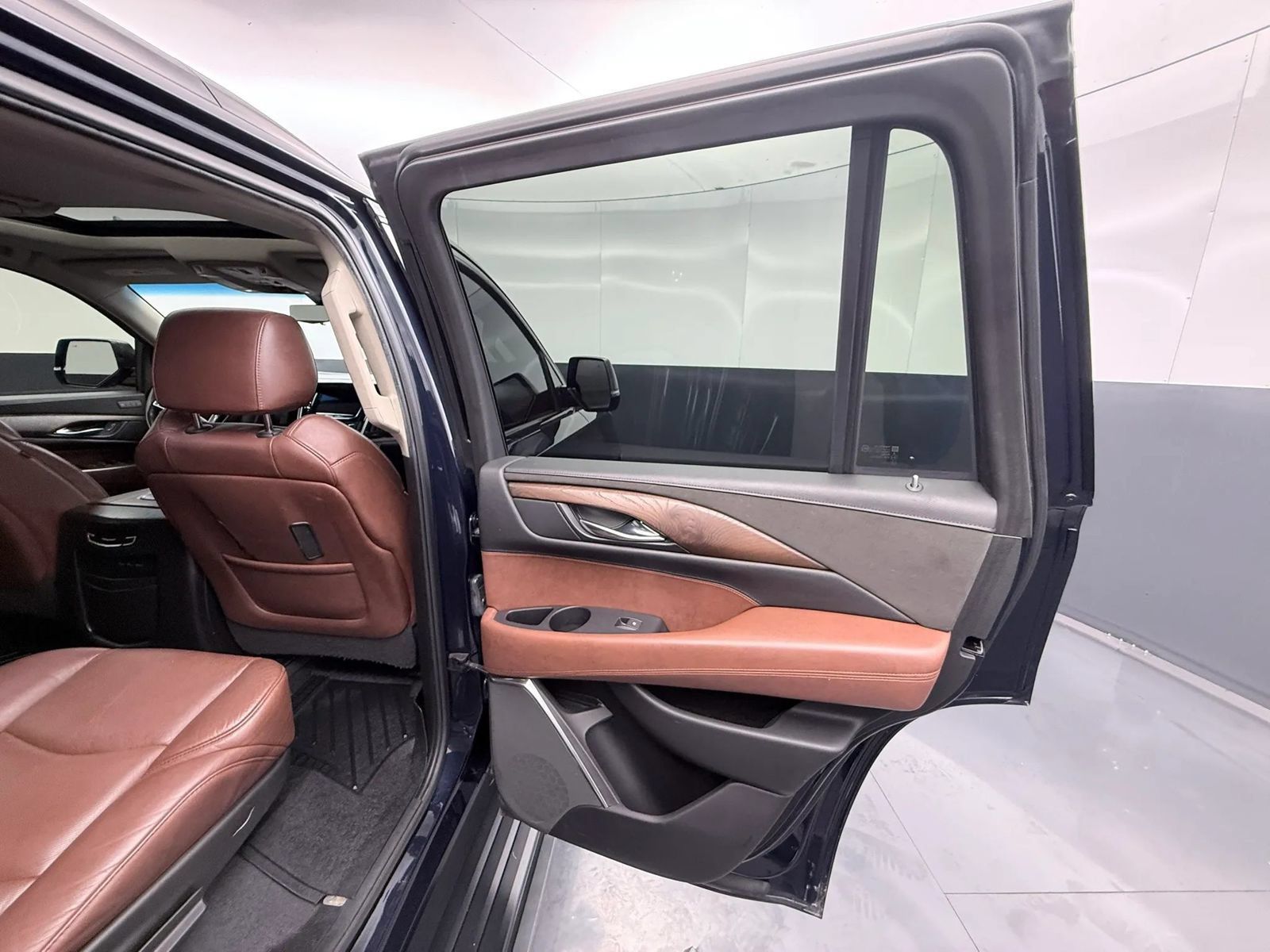 Used 2018 Cadillac Escalade Premium Luxury AWD/4WD image 18