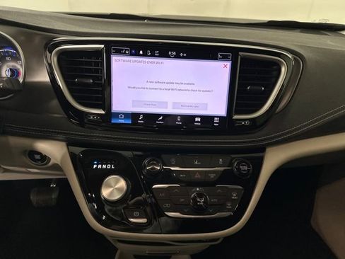 Used 2022 Chrysler Pacifica Touring-L image 21