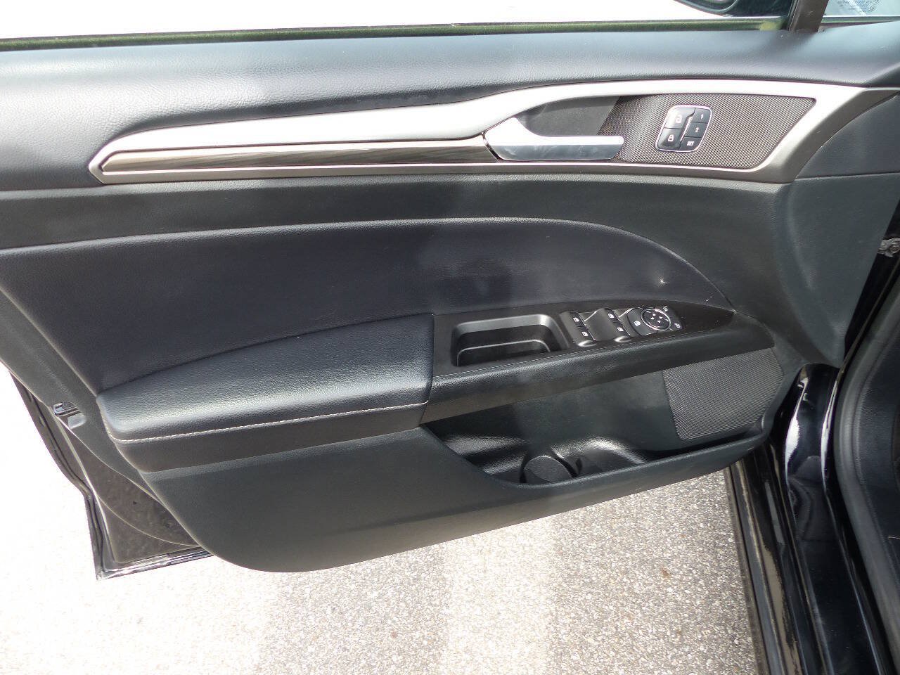 Used 2017 Ford Fusion SE w/ Fusion SE Technology Package FWD image 16