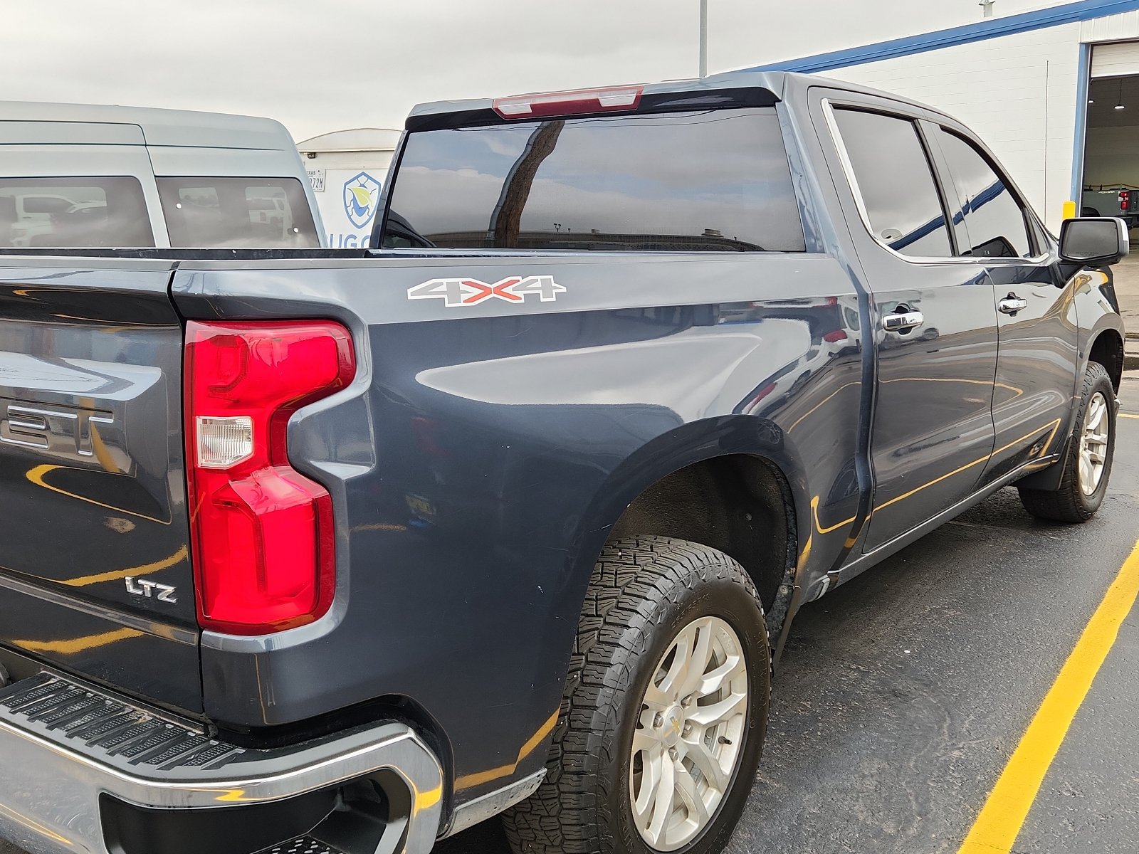 Used 2020 Chevrolet Silverado 1500 LTZ AWD/4WD image 3