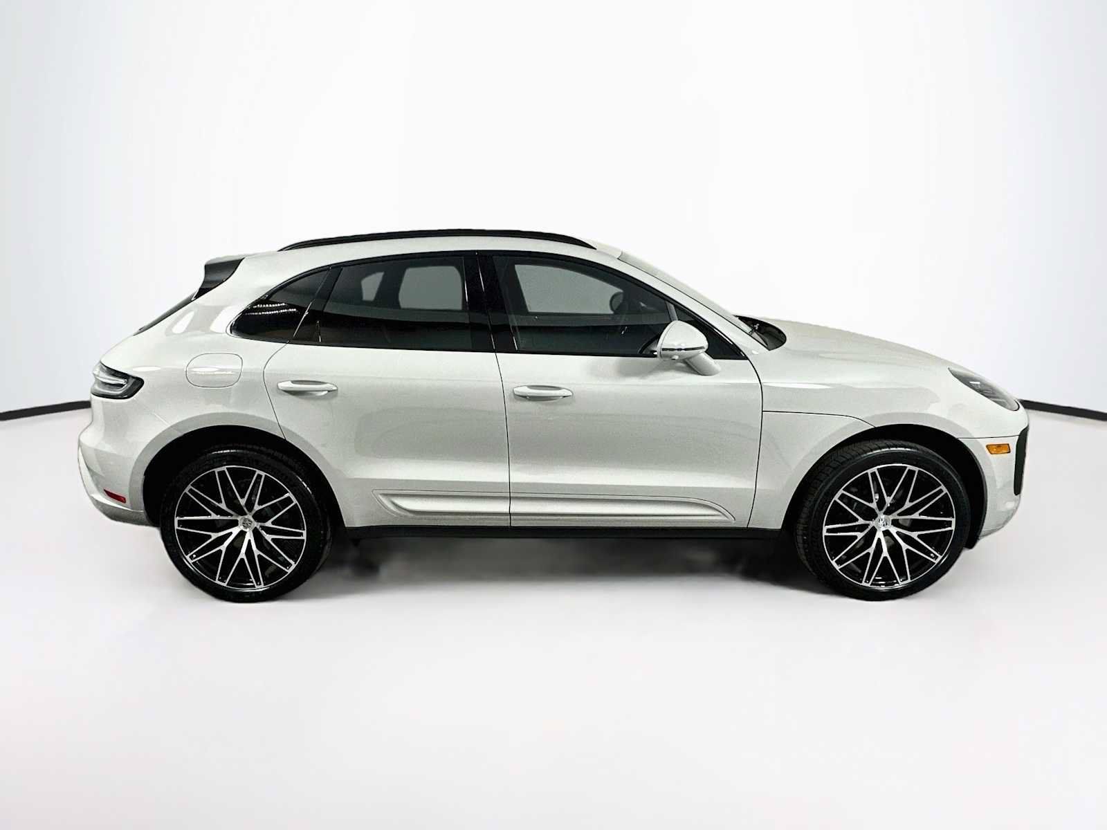 Certified 2025 Porsche Macan AWD/4WD image 8