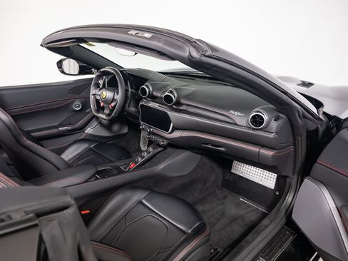 Used 2019 Ferrari Portofino RWD image 32