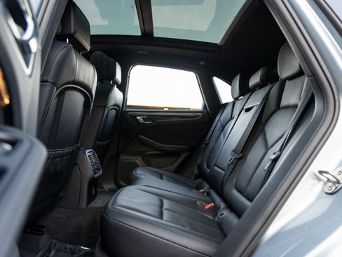 Certified 2025 Porsche Macan image 37