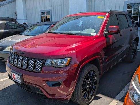 Used 2019 Jeep Grand Cherokee Altitude AWD/4WD image 3