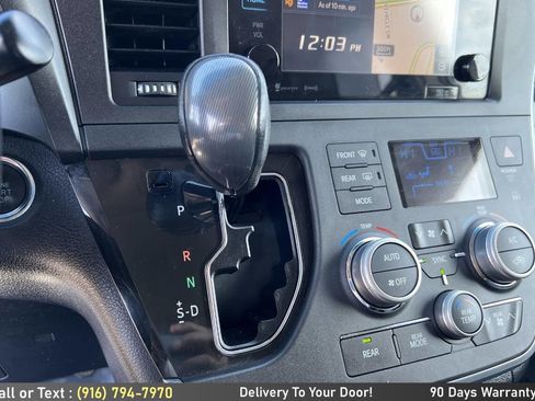 Used 2017 Toyota Sienna SE w/ SE Preferred Package image 18