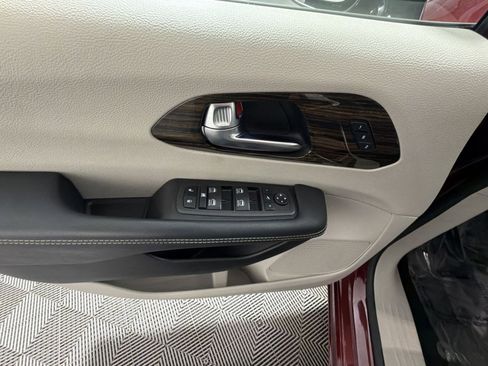 Used 2023 Chrysler Pacifica Limited image 15