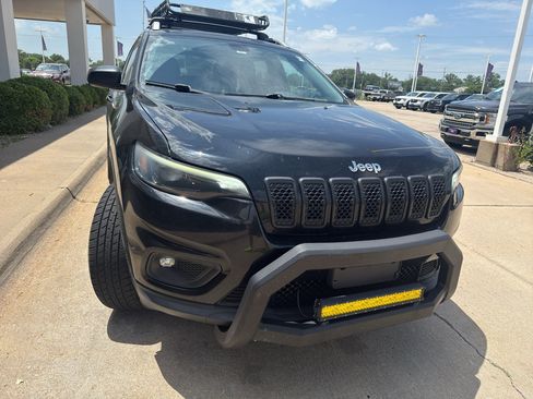Used 2019 Jeep Cherokee Latitude w/ Popular Appearance Group AWD/4WD image 3