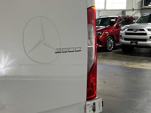 Used 2025 Mercedes-Benz Sprinter 2500 image 16