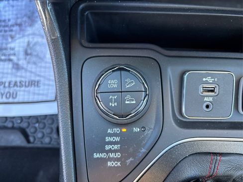 Used 2022 Jeep Cherokee Trailhawk w/ Premium Leather Package image 33