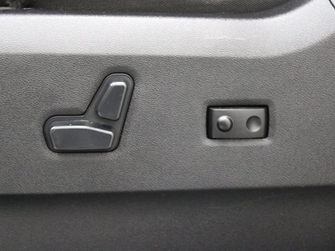 Used 2016 Chrysler Town & Country Touring w/ Driver Convenience Group FWD image 17