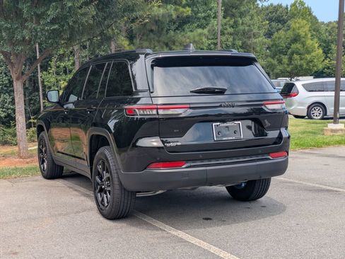 Used 2024 Jeep Grand Cherokee Altitude AWD/4WD image 5