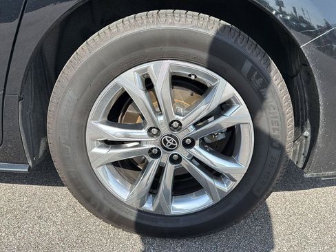 Used 2021 Toyota Sienna Platinum AWD/4WD image 17