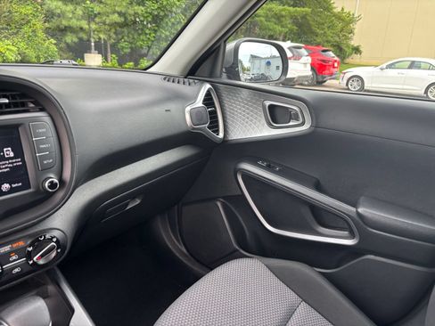 Used 2025 Kia Soul LX w/ LX Technology Package FWD image 33