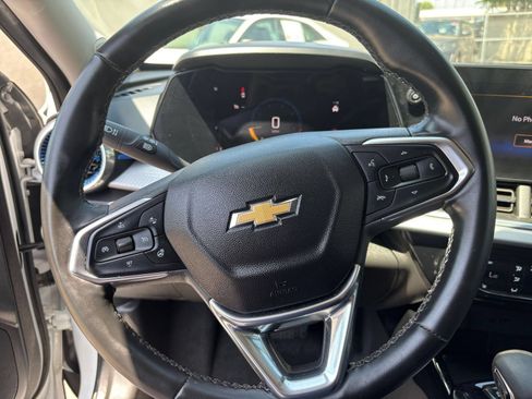 Used 2025 Chevrolet Trax LT w/ LT Convenience Package FWD image 22