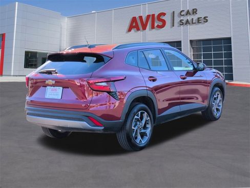 Used 2025 Chevrolet Trax LT w/ LT Convenience Package image 6