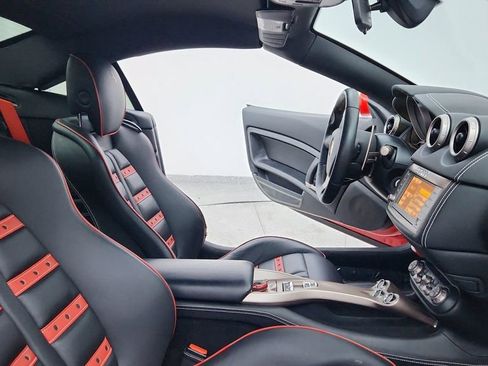 Used 2014 Ferrari California image 22