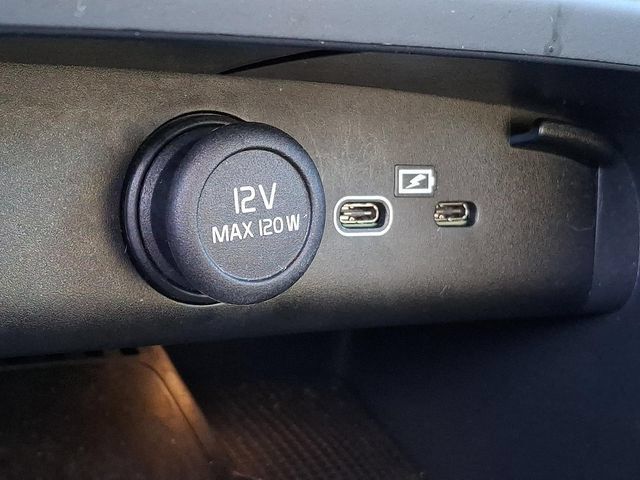 Certified 2025 Volvo XC40 B5 Core AWD/4WD image 21