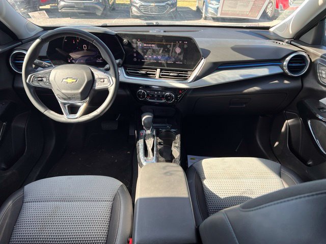 Used 2025 Chevrolet Trax LT w/ LT Convenience Package FWD image 11