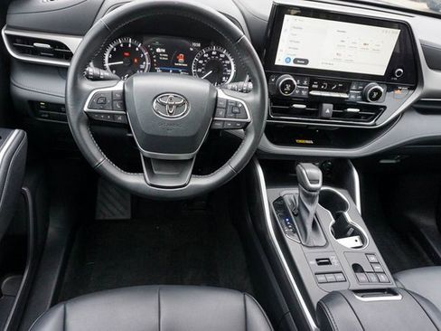 Used 2023 Toyota Highlander XLE image 13