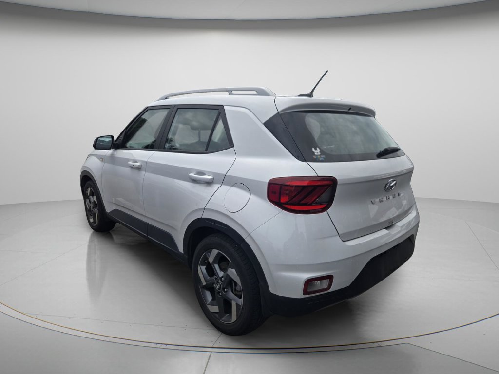 Used 2024 Hyundai Venue SEL FWD image 5