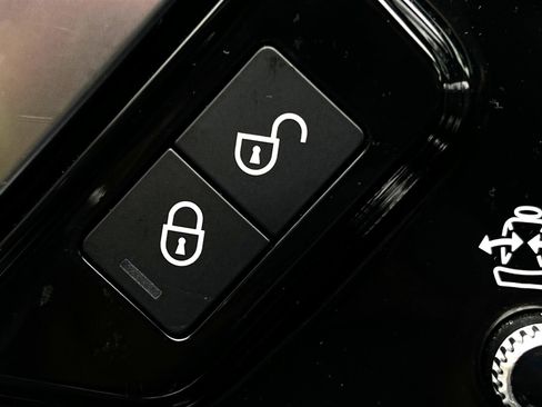 Used 2016 Jaguar F-TYPE S image 39