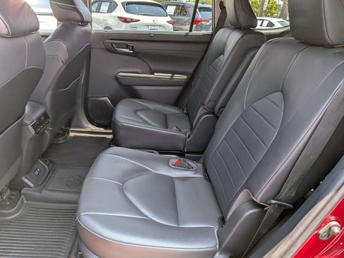 Used 2020 Toyota Highlander XLE AWD/4WD image 17