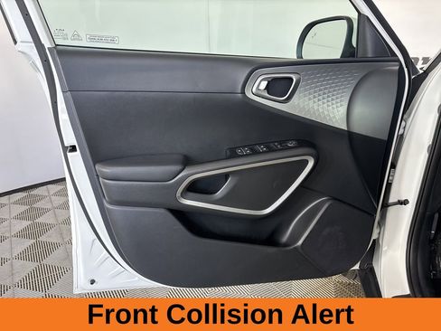 Used 2025 Kia Soul LX w/ LX Technology Package FWD image 8