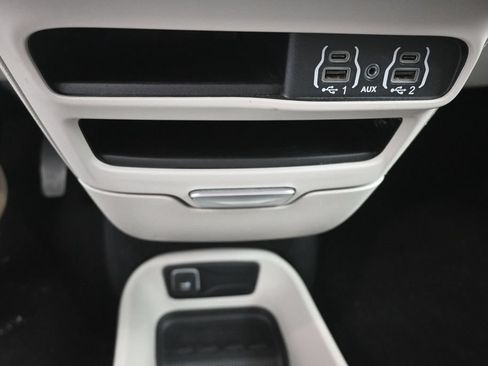 Used 2024 Chrysler Pacifica Touring-L FWD image 28