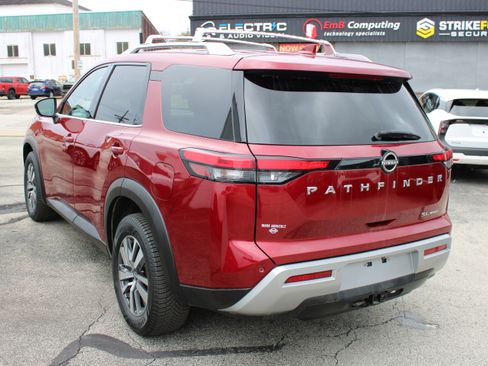 Certified 2023 Nissan Pathfinder SL image 3