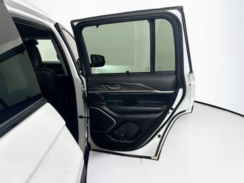 Used 2023 Jeep Grand Cherokee Limited w/ Luxury Tech Group II image 30