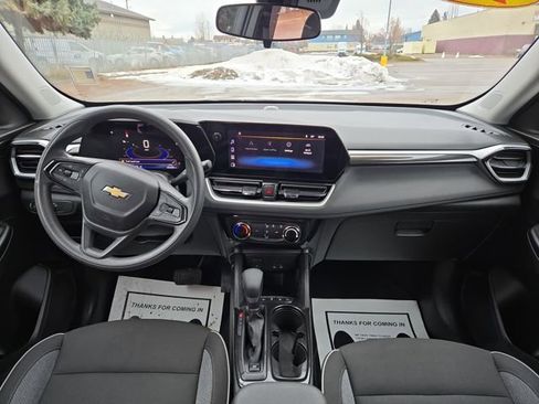 Used 2025 Chevrolet TrailBlazer LT image 3