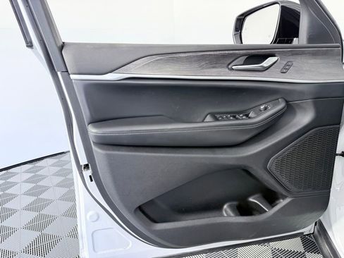 Used 2023 Jeep Grand Cherokee Limited w/ Black Appearance Package image 9