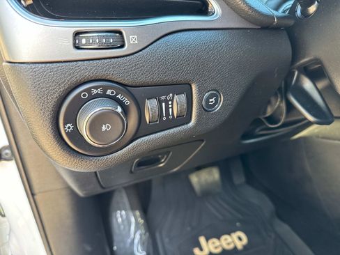 Certified 2021 Jeep Cherokee Limited FWD image 33
